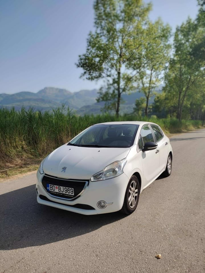 Peugeot 208 2015 (Diesel, Automatic)